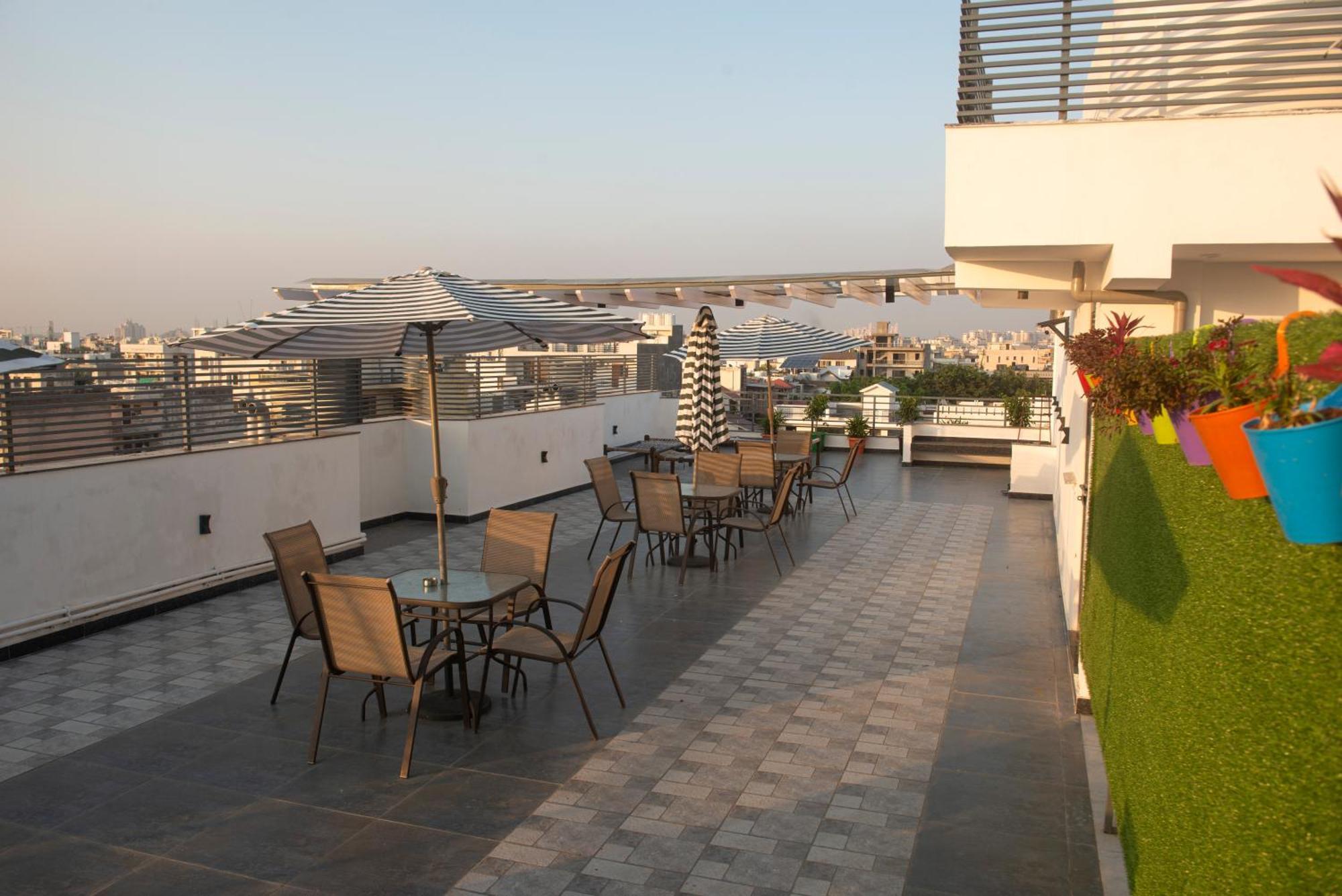 Posh Garden Inn Artemis Hospital Road Gurgaon Dış mekan fotoğraf